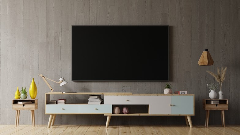 Televisão OLED 56” numa parede de uma sala moderna e simples.