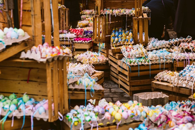 Ovos de Páscoa decorados à venda num mercado de rua.