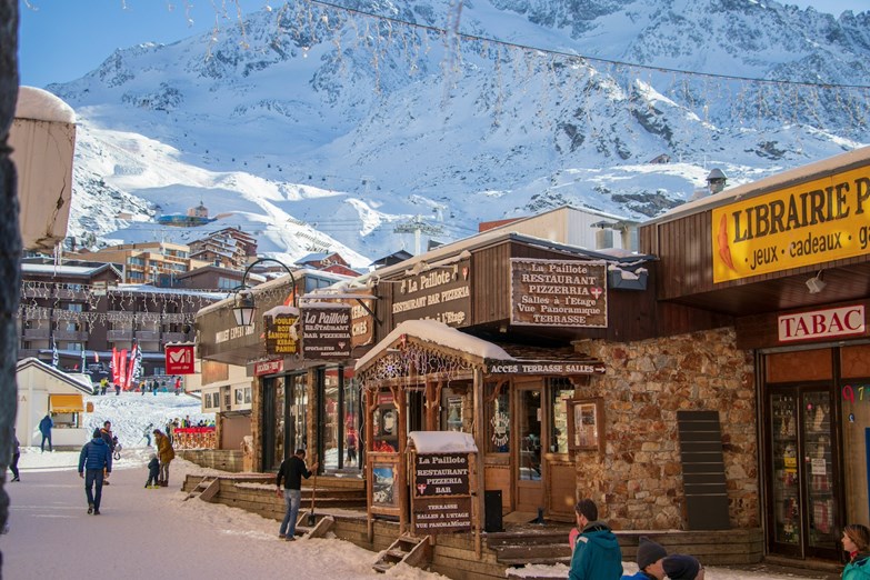 Zona dos bares e restaurantes da estância de esqui de Val Thorens, em França.