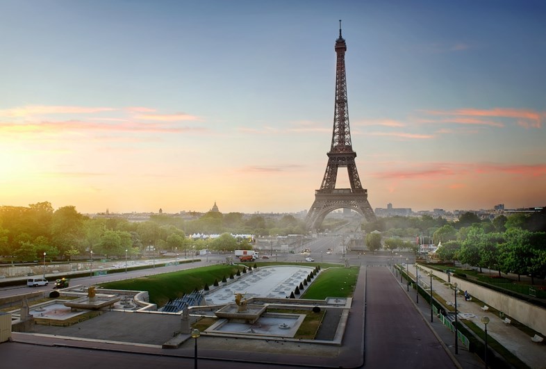 Paris. Imagem da Torre Eiffel num belíssimo pôr-do-sol.
