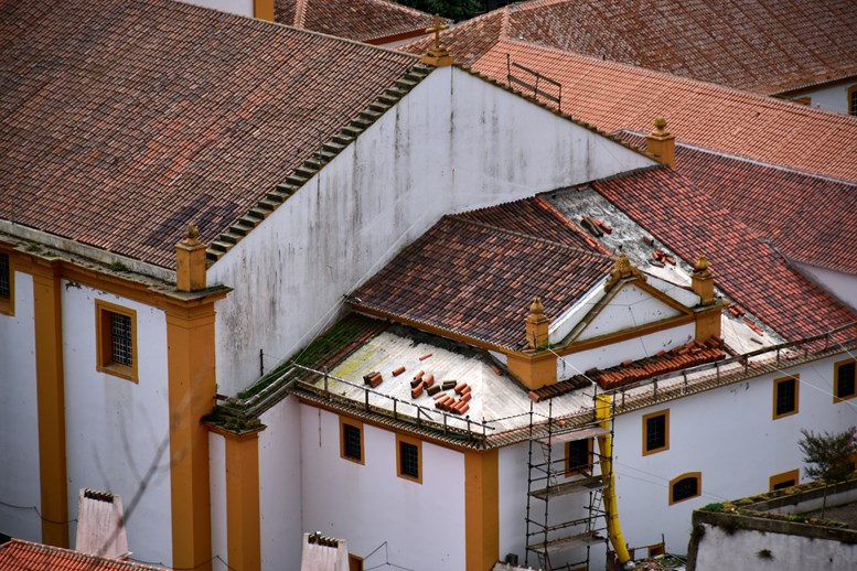 Troca de telhado de uma habitação portuguesa.