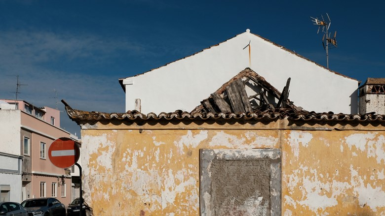 Fachada de uma casa portuguesa em ruínas.