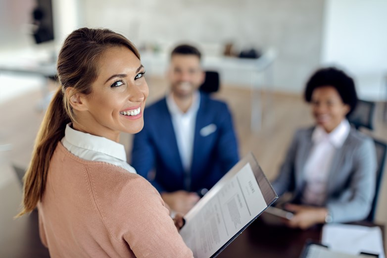 mulher feliz por ter fechado o seu contrato de seguro