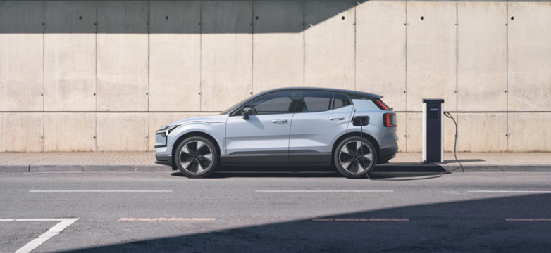 SUV elétrico a carrega convenientemente numa estação pública.