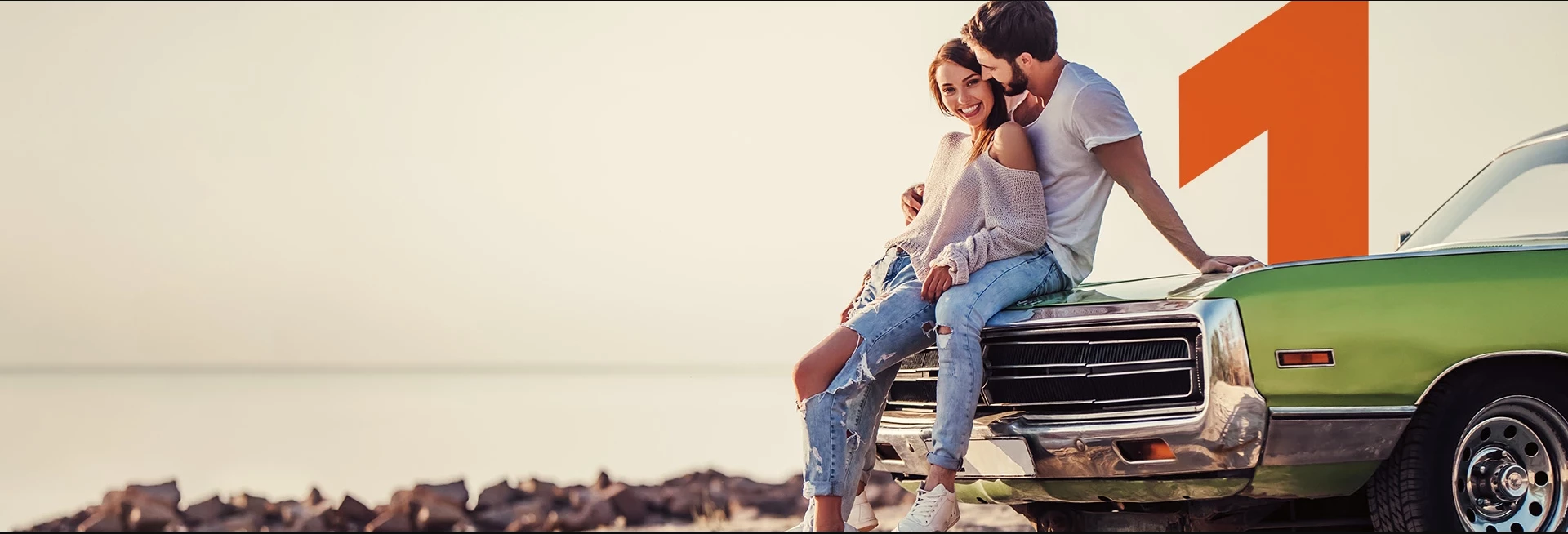 Casal feliz num carro