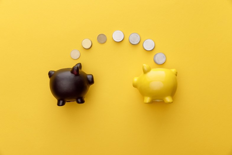 Dois porquinhos mealheiros sobre um fundo amarelo, simbolizando a poupança e a responsabilidade financeira