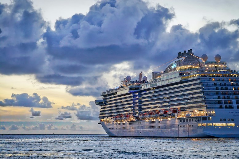 Cruzeiro a navegar pelos mares das Ilhas Virgens Americanas