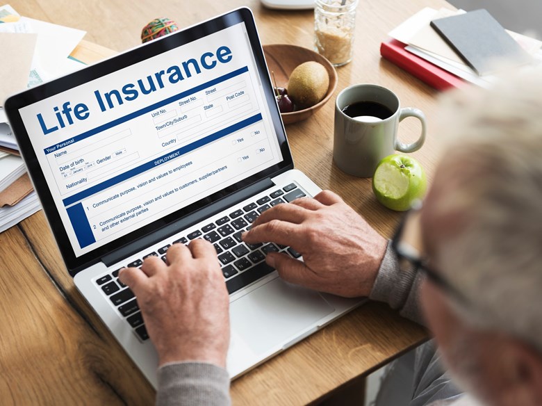 senhor a fazer uma pesquisa de seguros vida