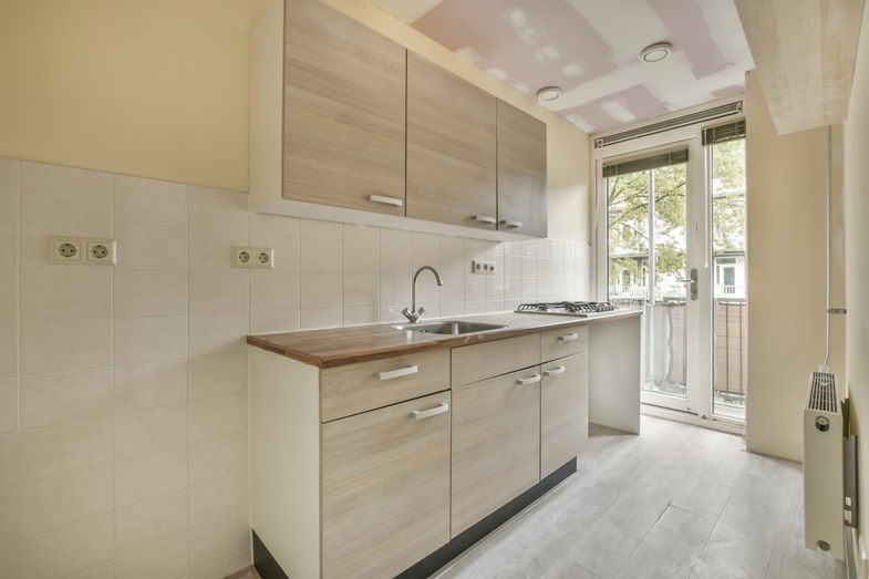 Uma cozinha moderna acaba de remodelar.