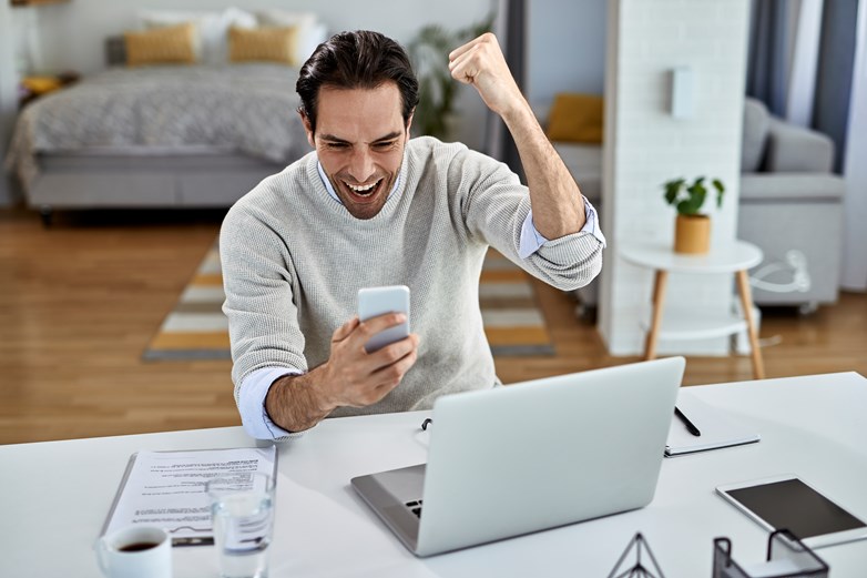 Homem feliz a olhar para o seu smartphone
