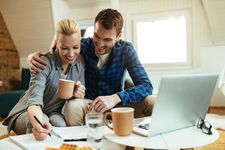 casal a ler as condições do seu seguro de vida