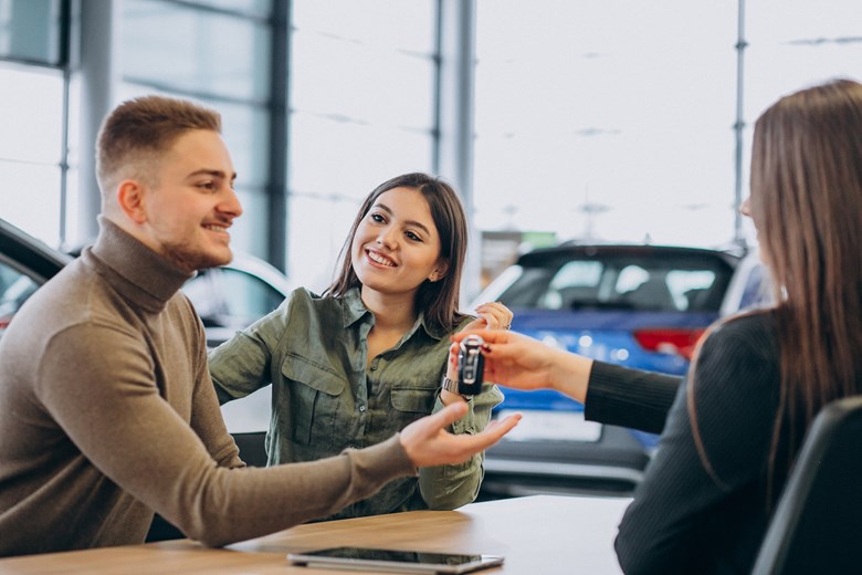 casal num stand a comprar o seu primeiro carro