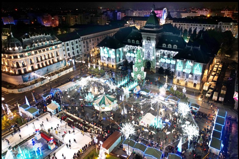 Vista aérea do mercado de Natal de Craiova, na Roménia, repleto de luzes a fazer lembrar o filme Frozen