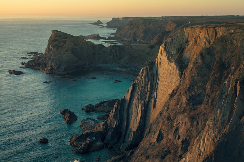Falésia da Praia da Arrifana, na Costa Vicentina, Portugal.