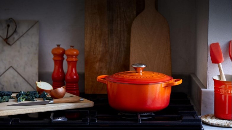 Caçarola cor laranja vulcânico numa cozinha