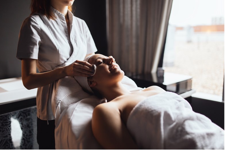 Mulher no spa a fazer um tratamento facial