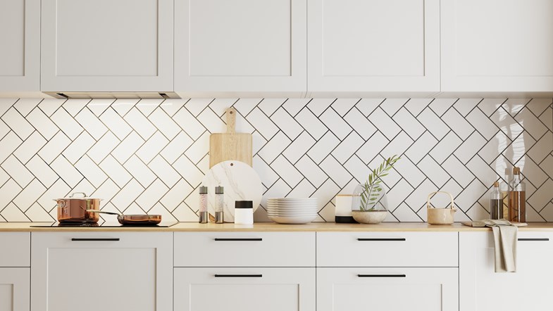 Armários e azulejos brancos que dão um toque fresco, moderno e luminoso à cozinha.