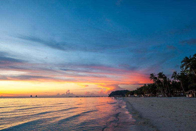 Pôr do sol na praia paradisíaca em Boracay, Filipinas