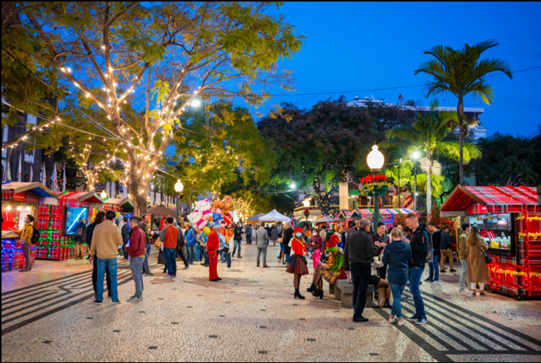 Mercado de Natal na Avenida Arriaga, no Funchal, Madeira, com visitantes a desfrutar do ambiente festivo