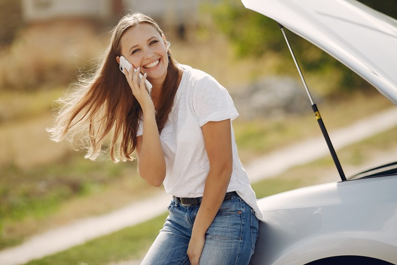 mulher a ligar para o seu seguro auto
